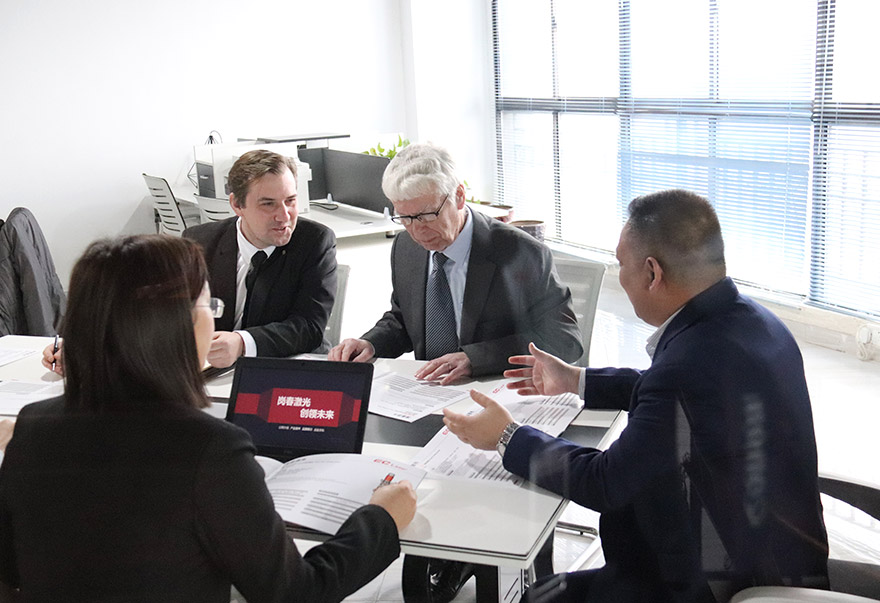 與國(guó)外客戶會(huì)議洽談